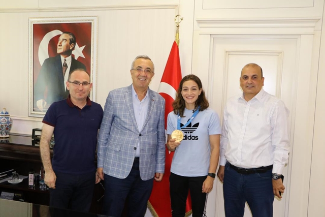 Avrupa Şampiyonu Milli Boksör Buse Naz, Kaymakam Çakıroğlu`nu ziyaret etti