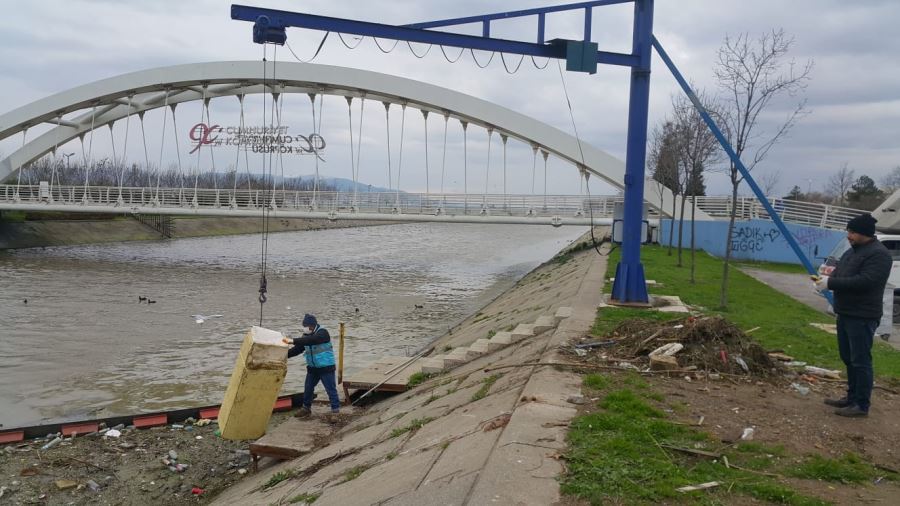Yüzen buzdolabı görenleri şok etti