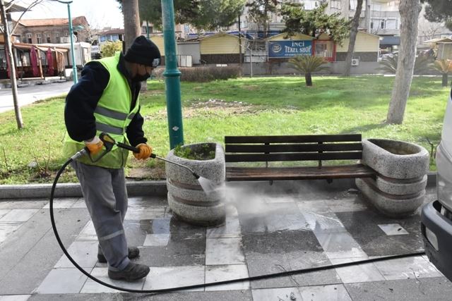 EDREMİT BELEDİYESİ PARKLARDA HİJYEN SAĞLIYOR