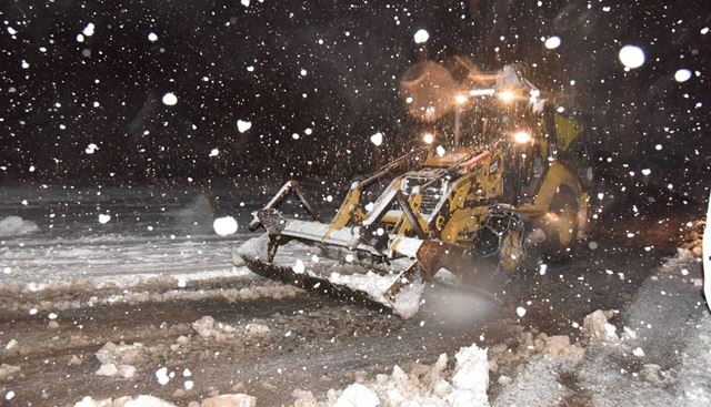 KARTEPE’DE EKİPLER GECE-GÜNDÜZ GÖREV BAŞINDA