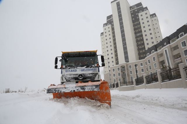 Gölbaşı Belediyesi karla mücadele ekipleri, 24 saat kesintisiz çalışıyor