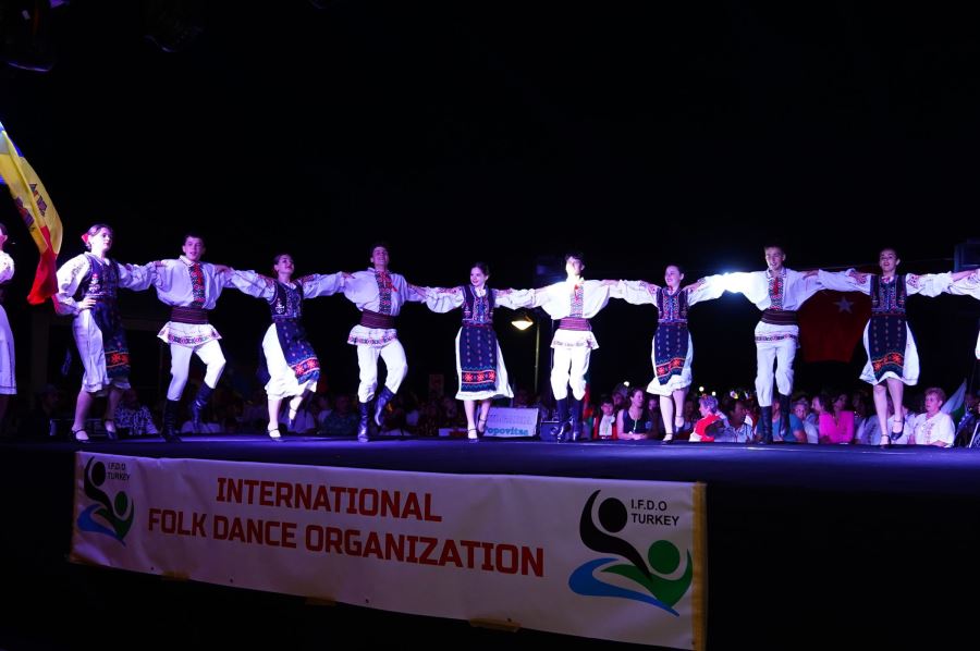 8. HALK DANSLARI FESTİVALİ COŞKUYLA SONA ERDİ